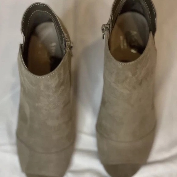 APT 9 Clocktan Peep Toe Chunky Heel Women's Ankle Booties Size 8 Side Zip Taupe - Picture 4 of 9